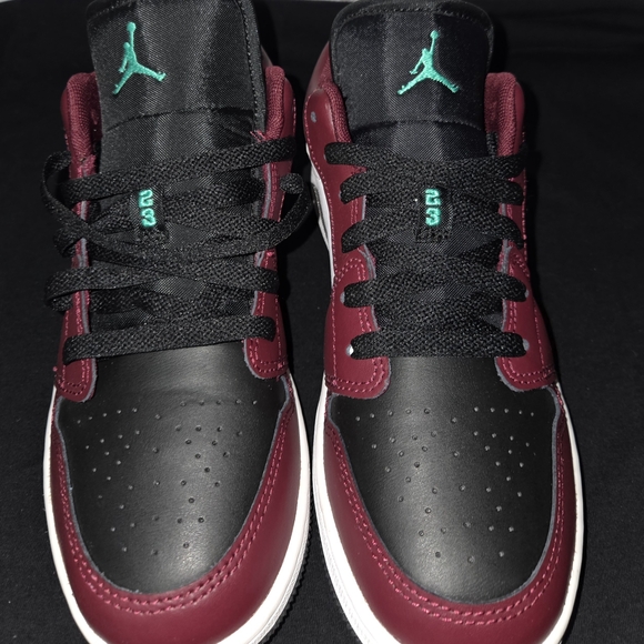 Jordan 1 Low Beetroot Sneakers - Picture 4 of 6